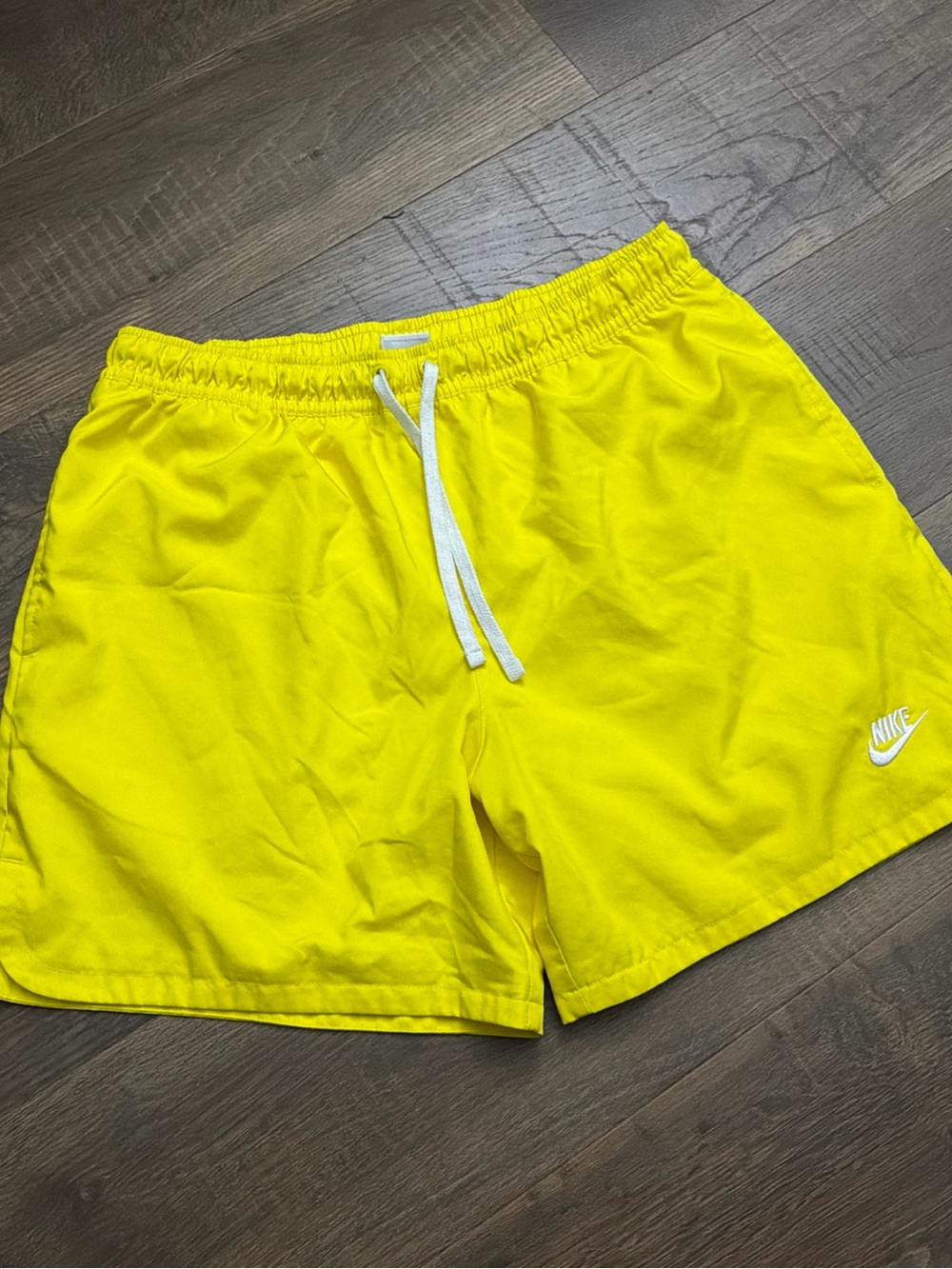 Men’s Size Large Nike Sportswear Club Woven Flow Nylon Pocket Shorts Yellow